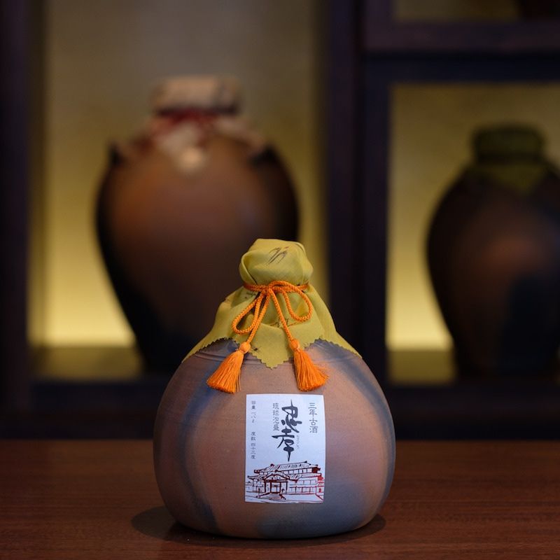 ＜送料別＞琉球城焼1升甕 泡盛3年古酒43度 1800ml（寄付額950円）　＊濃厚でコクのある味と、古酒独特の吟醸酒にも似た華やかな芳醇な香りとまろやかでキレの良い飲み口が特徴。