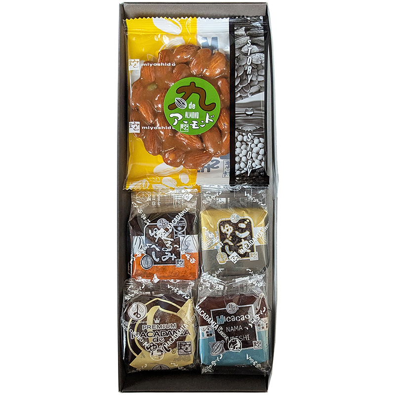 ＜送料別＞ゆべし・素材焼詰合せ7個入（寄付額70円）　＊感動のつるっぷり食感と、甘さを抑えた上品な味わいが特徴の4種類のゆべしと、栄養豊富なごまとピーナッツの素材をそのまま生かし、歯触りもやさしい飴で丸く仕上げた素材焼きのセットです。