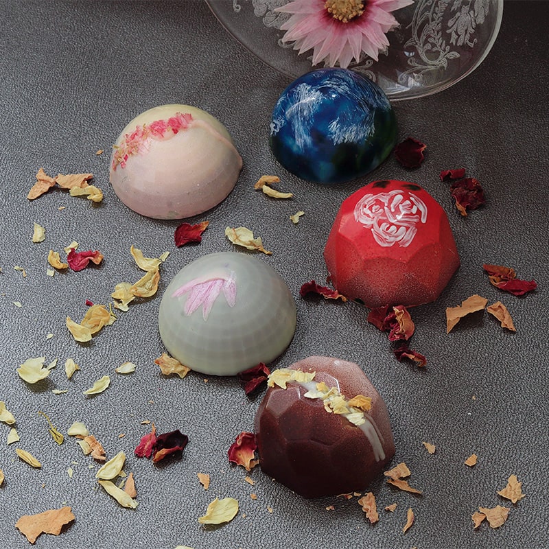 ＜送料別＞花に想う（寄付額150円）　＊花をおくるように、大切な人を想い浮かべ ショコラを選ぶ。心を繋ぐ、花の香りを届けるショコラです。