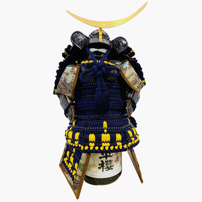 ＜送料別＞ボトルアーマー「伊達正宗」（寄付額4,000円）　＊伊達正宗の甲冑を、「ボトルアーマー」として精巧にミニチュア化。戦国を駆け抜けた男の武勇伝に思いを馳せながら、お気に入りのお酒をお楽しみ下さい。