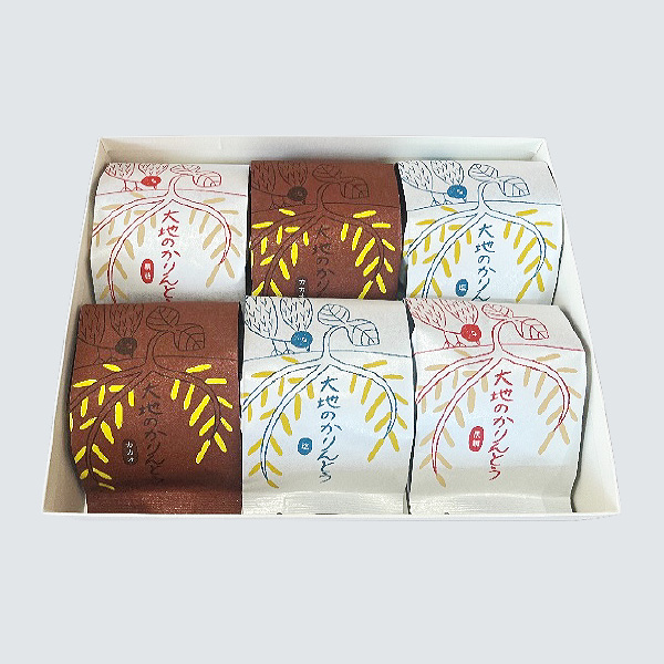 ＜送料込＞大地のおやつギフト6袋入（寄付額160円）　＊大地のかりんとう〔黒糖・塩・カカオ〕3種を3袋ずつ専用ギフト箱にお詰めしてお届け致します。