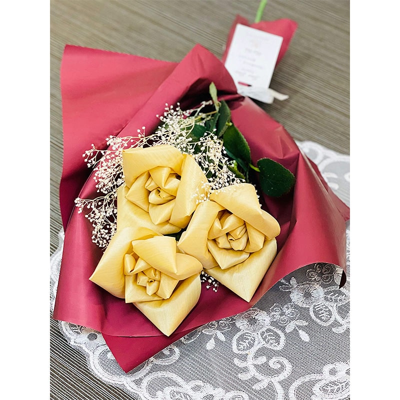 ＜送料込＞大輪の薔薇3輪（寄付額620円）